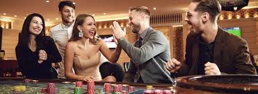 Antarmuka aplikasi investoto di perangkat mobile Android menampilkan live dealer blackjack